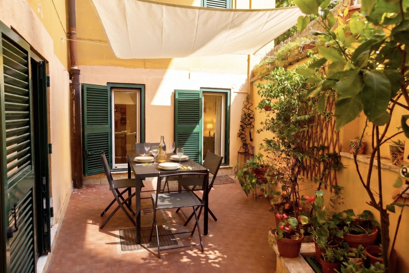 Chiostro con piante