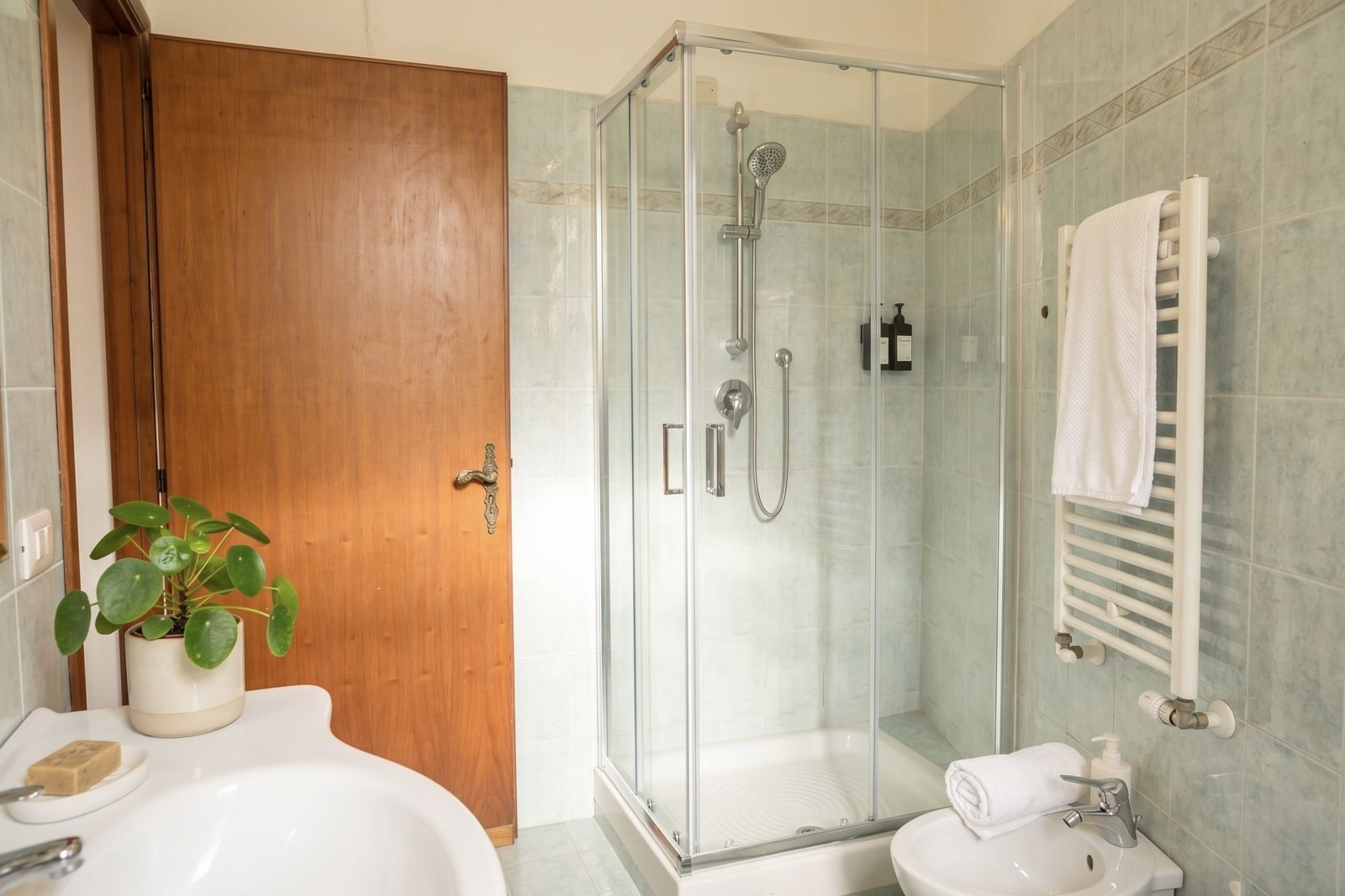 Bagno con box doccia